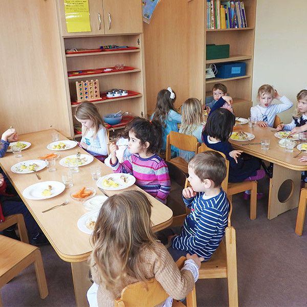 Kinder beim Frühstücken