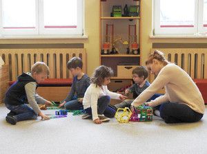 Kinder bauen auf dem Teppich