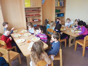 Die Kinder beim Frühstück