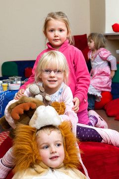 Drei Kinder spielen zusammen